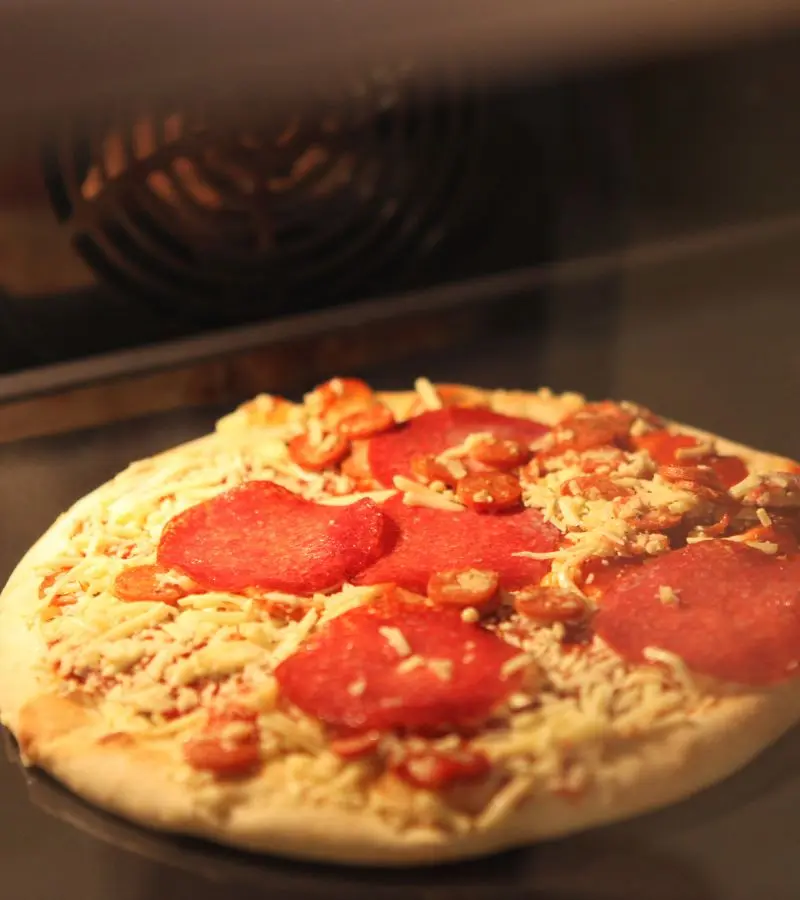 cuanto tiempo se hornea una pizza en horno electrico